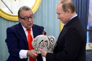 В свой день рождения Хазанов вручил Путину корону