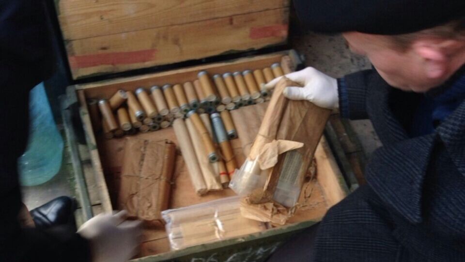 В гараже военного нашли склад боеприпасов