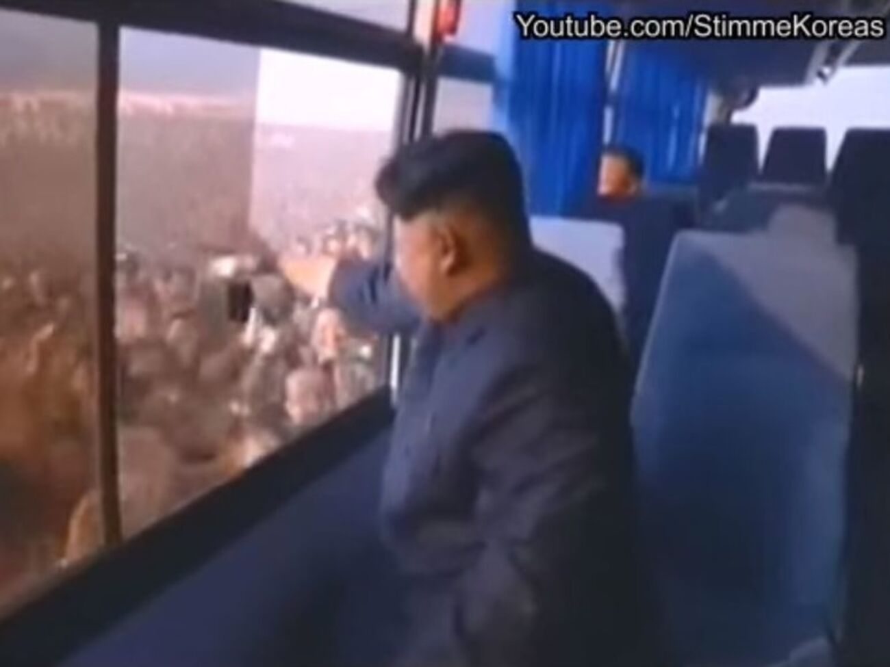 В сети появился ролик, где жители КНДР толпой бегут за автобусом Ким Чен Ына