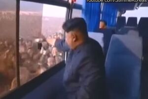 В сети появился ролик, где жители КНДР толпой бегут за автобусом Ким Чен Ына