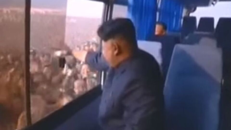 В сети появился ролик, где жители КНДР толпой бегут за автобусом Ким Чен Ына