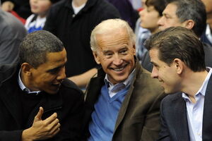 Хантер Байден (справа) с отцом и президентом США Бараком Обамой