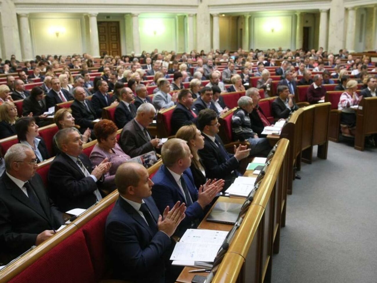 "За" проголосовал 261 народный депутат