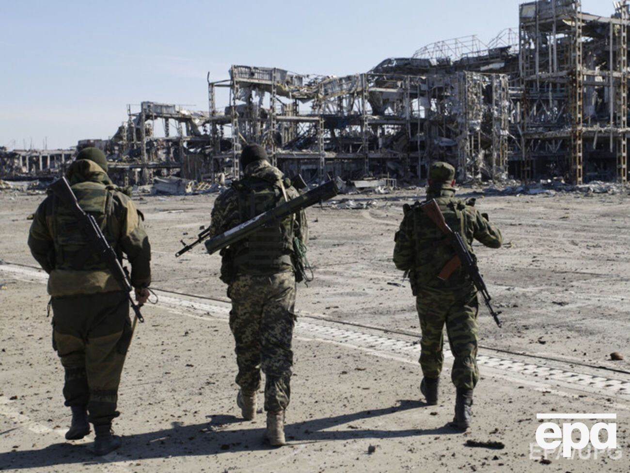 В районе аэропорта огонь ведется круглосуточно