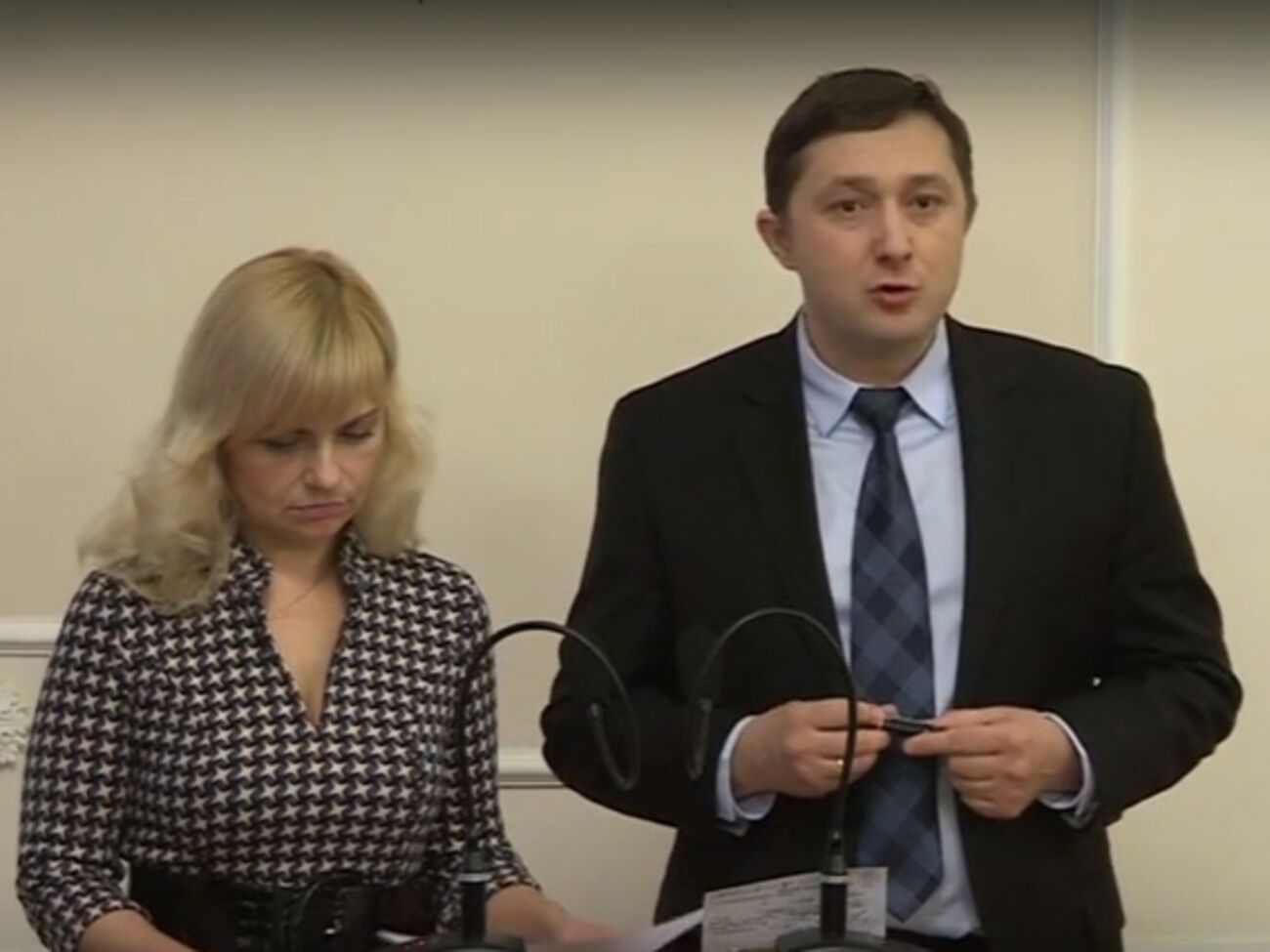 СБУ: Задержанной в Киеве диверсионной группой руководил украинец. На фото &ndash; спикер спецслужбы Елена Гитлянская и руководитель аппарата Александр Ткачук