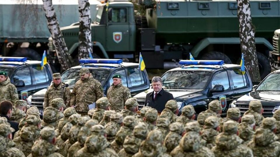 Боец "Альфы" прошел войну, но был убит во время спецоперации в мирном Киеве, сообщил Порошенко