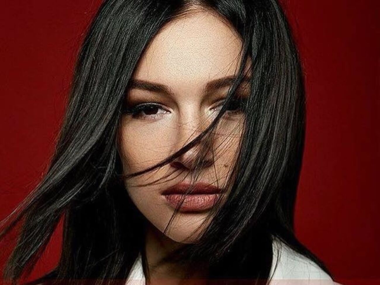 Приходько примерила бороду для съемок в клипе