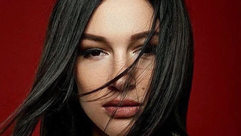 Приходько примерила бороду для съемок в клипе