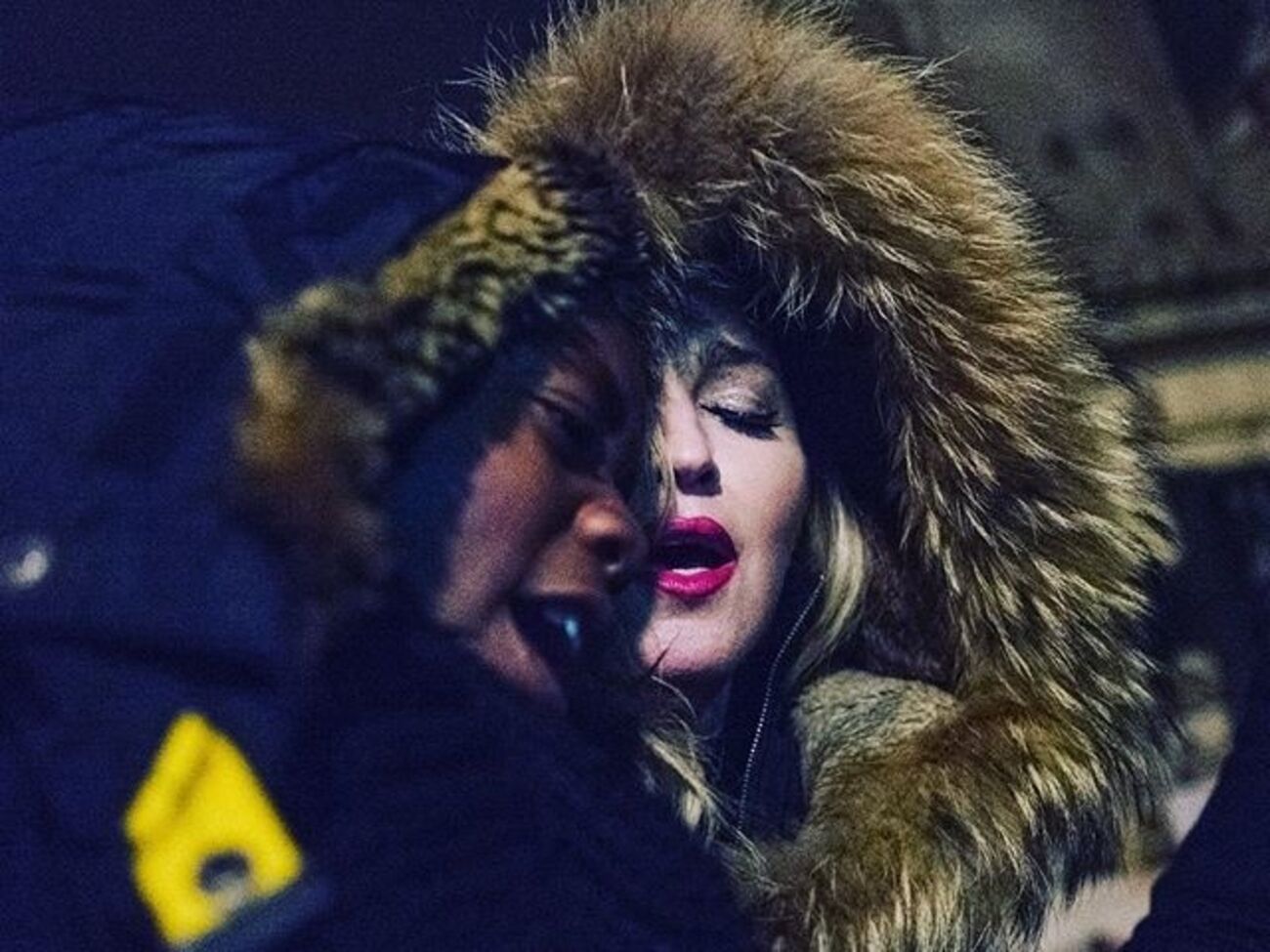 Мадонна спела под аккомпанемент гитары