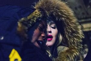 Мадонна спела под аккомпанемент гитары