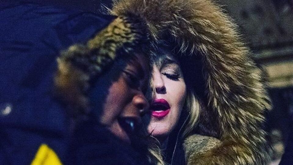 Мадонна спела под аккомпанемент гитары