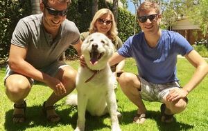 Семья Биньямина Нетаньяху со своим домашним питомцем