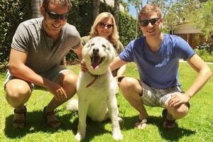 Семья Биньямина Нетаньяху со своим домашним питомцем