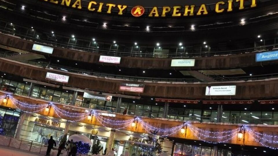 Торгово-развлекательный центр Arena Entertainment общей площадью 6000 м² открыт в 2004 году