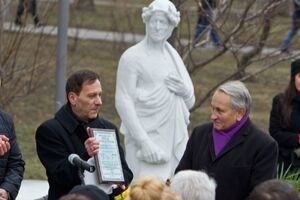 В Киеве поставили памятник Данте