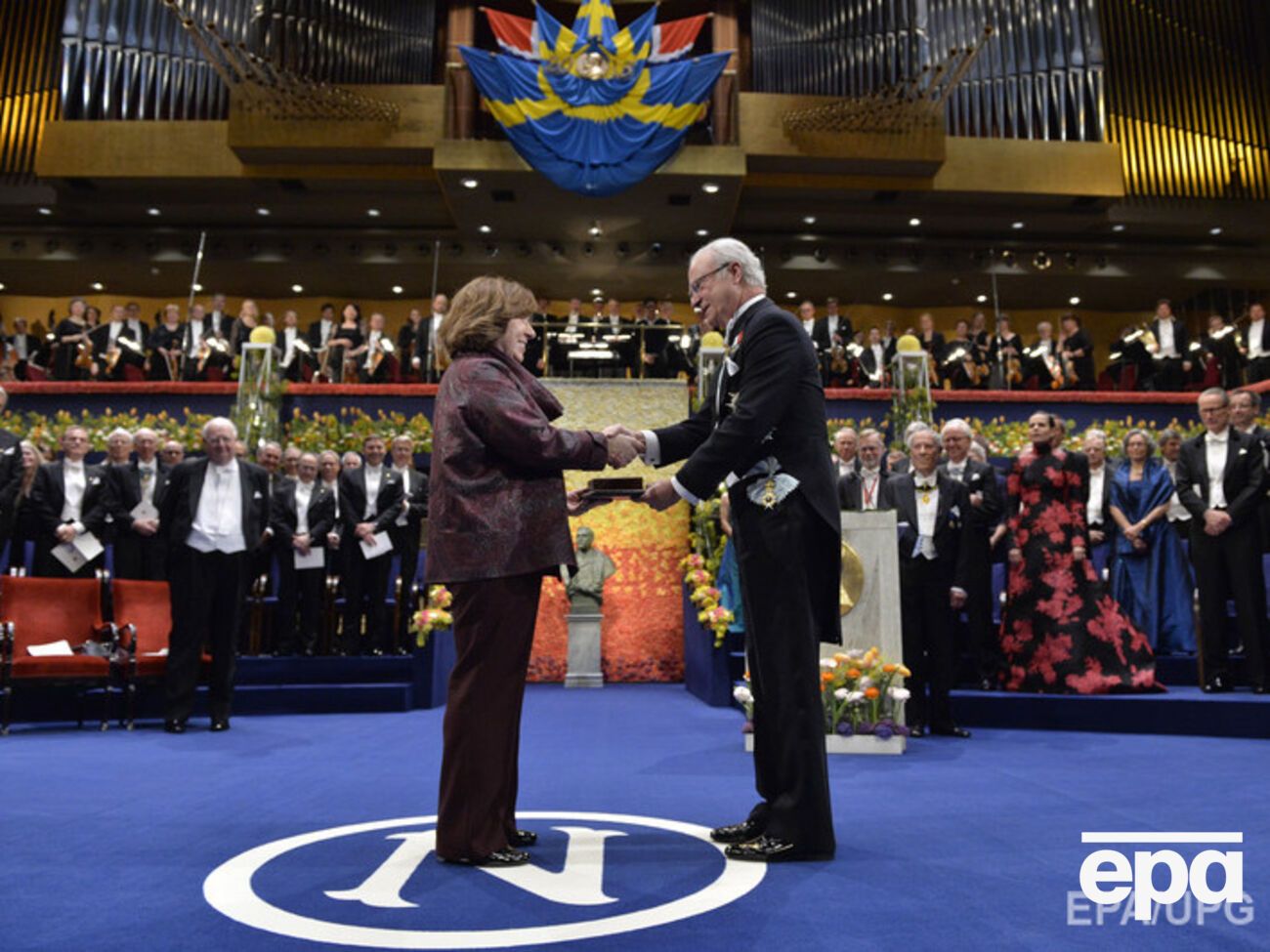 Король Швеции вручил Нобелевскую премию Светлане Алексиевич