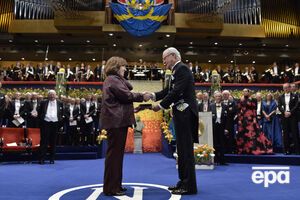 Король Швеции вручил Нобелевскую премию Светлане Алексиевич