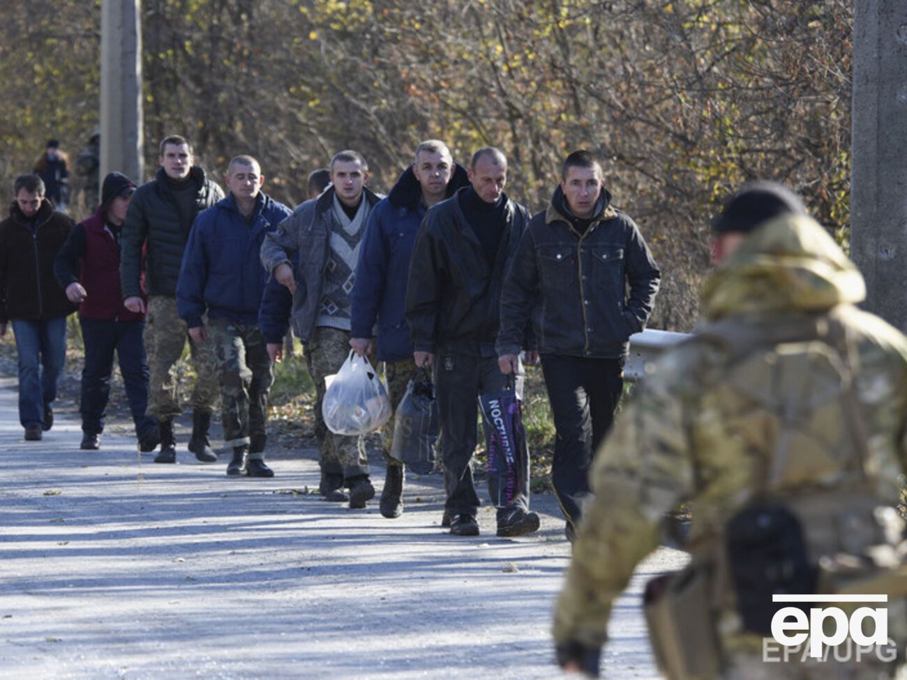 В плену боевиков находится 131 человек, сообщил Тандит