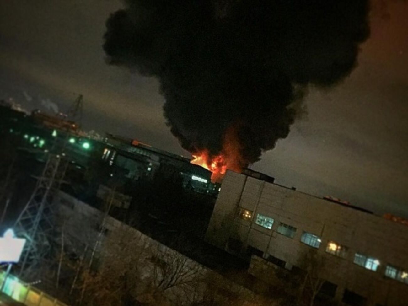 В Москве горит Тушинский машзавод