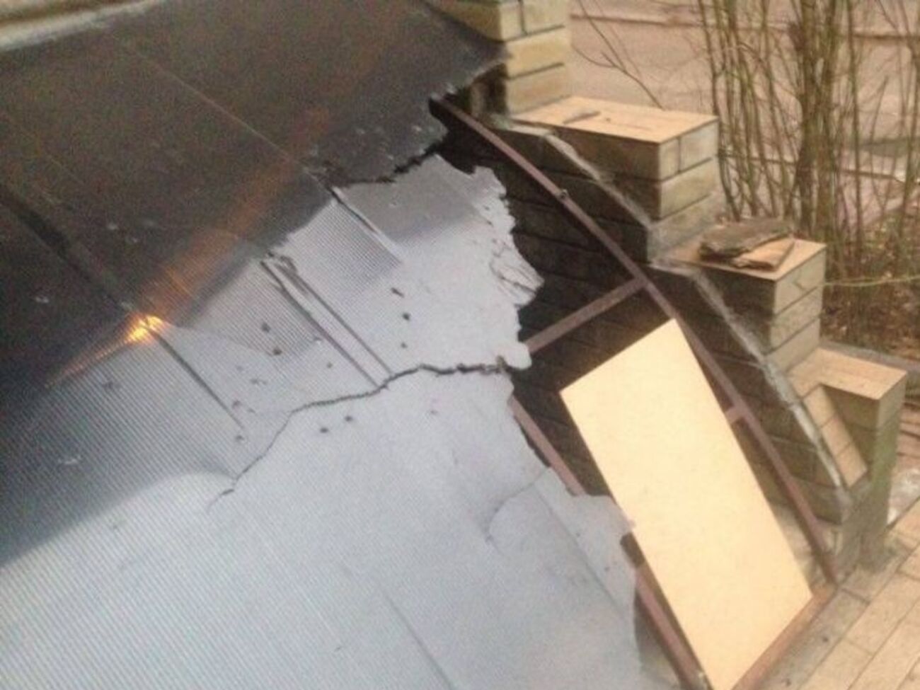 В квартире, возле которой произошел взрыв, по словам соседей, живет "обычный человек"