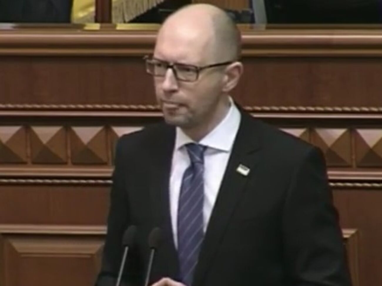 Яценюк заявил, что не держится за свое кресло