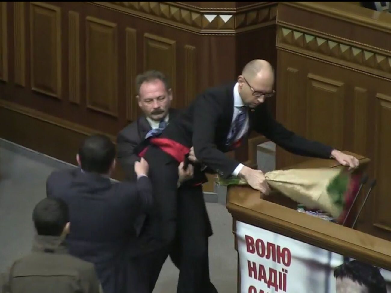 Барна попытался вынести Яценюка с трибуны Верховной Рады