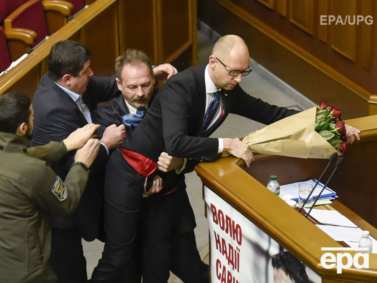 Яценюка попытались оттащить от трибуны