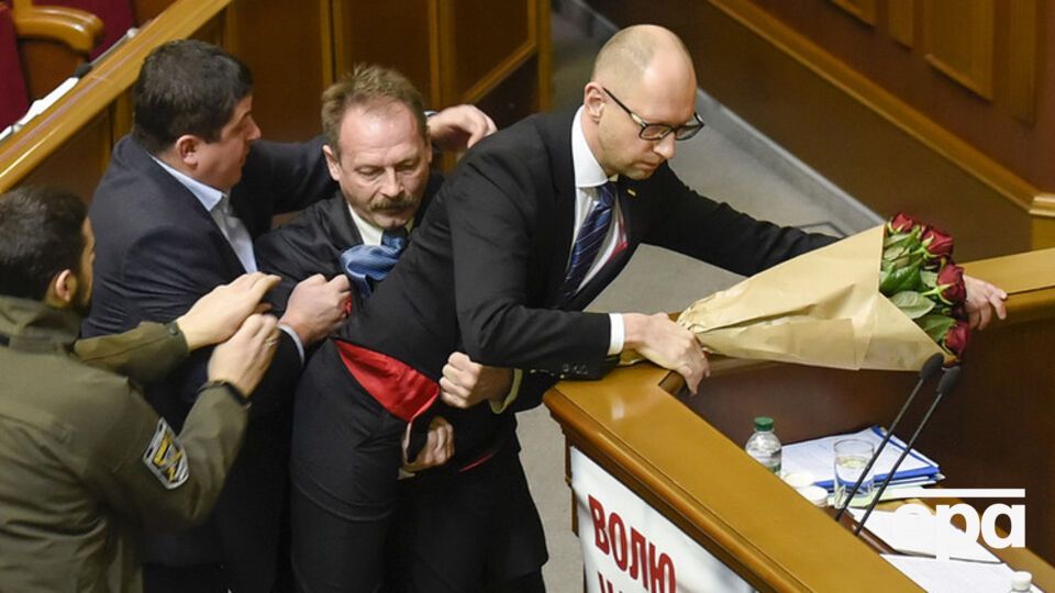 Яценюка попытались оттащить от трибуны