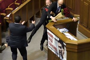 Во время выступления Яценюка в Раде завязалась драка, премьера хотели унести с трибуны