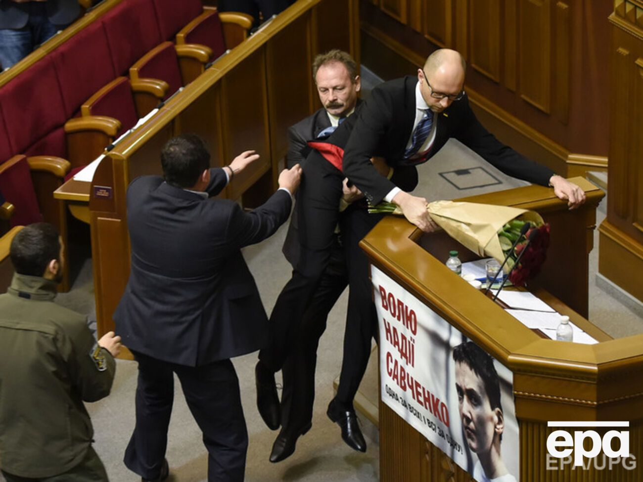 Барна попытался приподнять премьера и оттащить его от трибуны