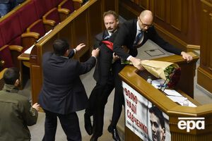 Барна попытался приподнять премьера и оттащить его от трибуны