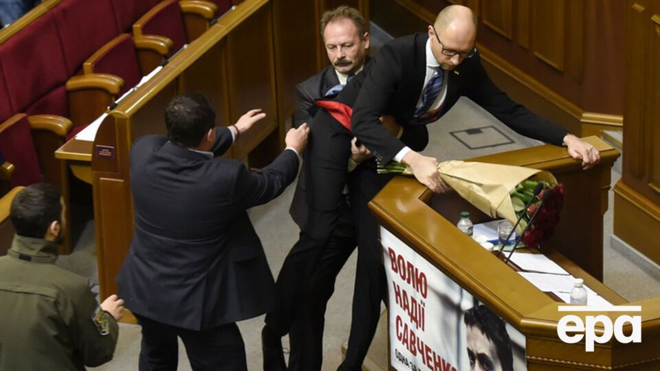 Барна попытался приподнять премьера и оттащить его от трибуны