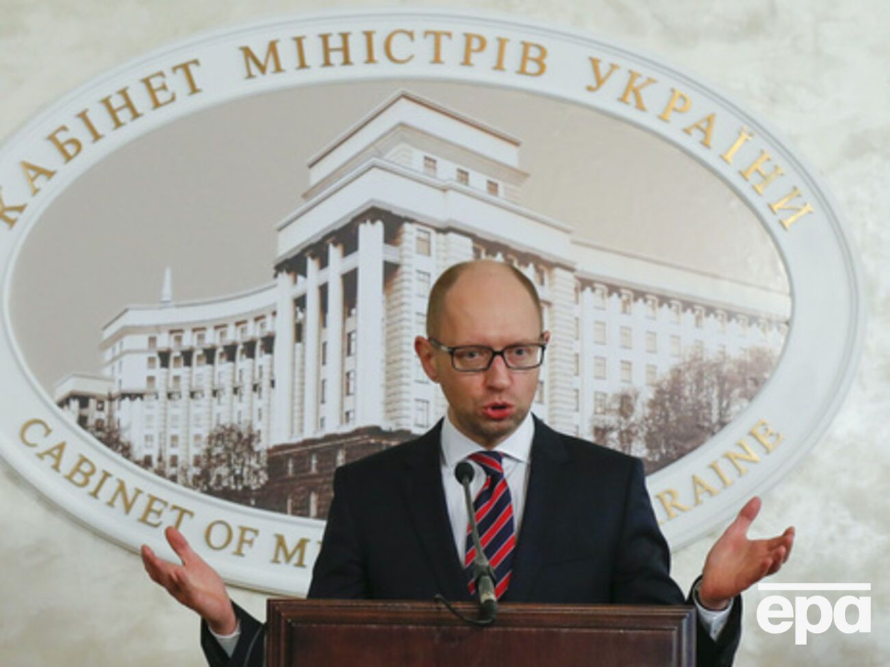 Яценюк: Это ответ тем, кто говорит, что мы берем кредиты и увеличиваем долги. Мы научились брать кредиты и уменьшать долги