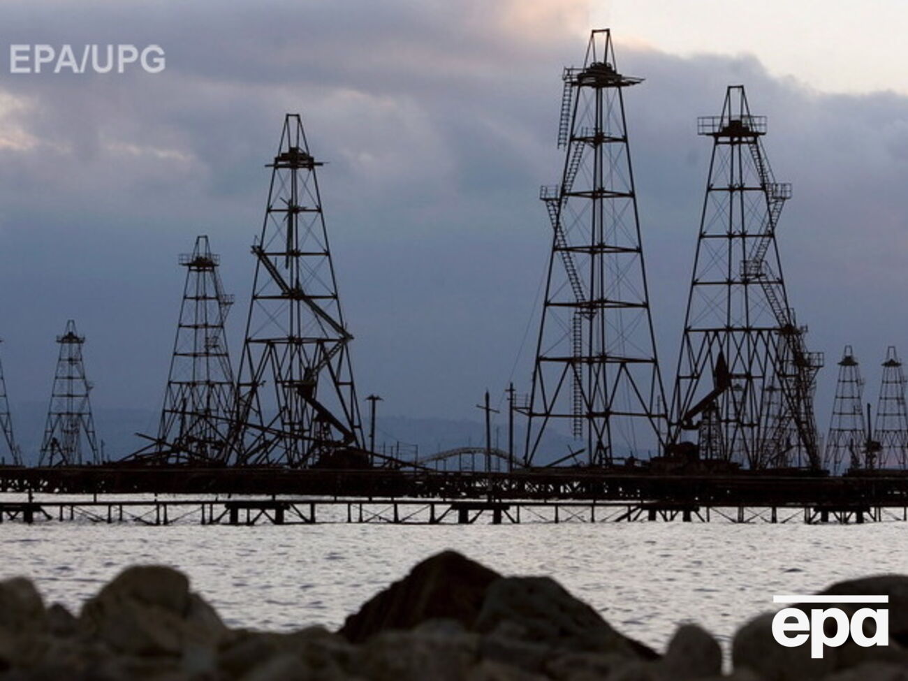 Нефть продолжает стремительно дешеветь