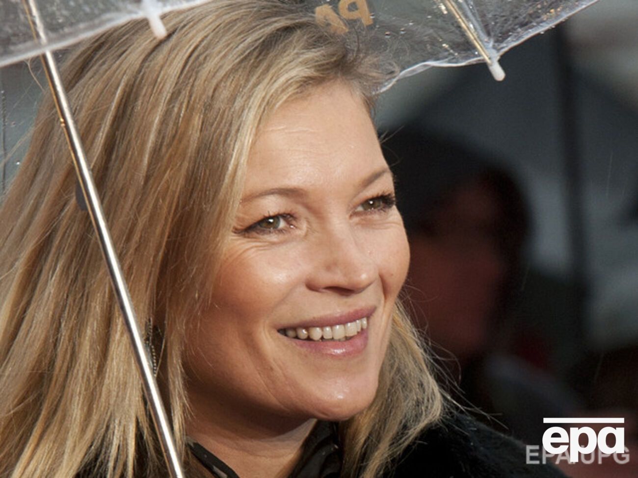 Мосс предстала в романтическом образе в ретро-интерьерах