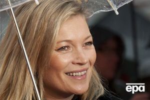 Мосс предстала в романтическом образе в ретро-интерьерах