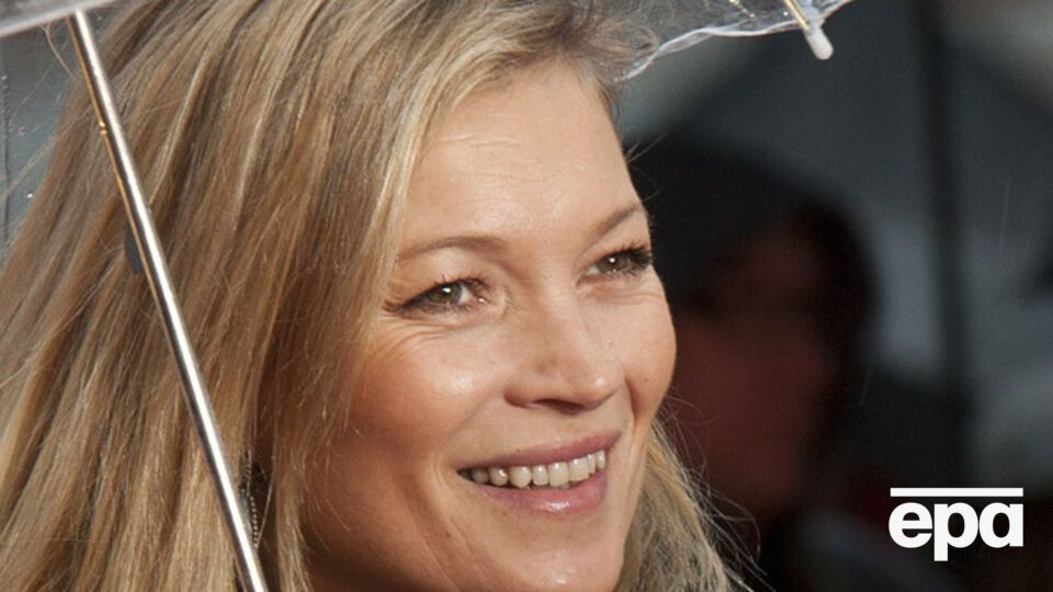 Мосс предстала в романтическом образе в ретро-интерьерах