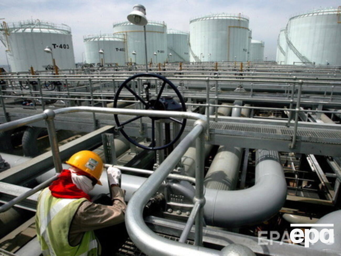 Нефть подешевела более чем на $1