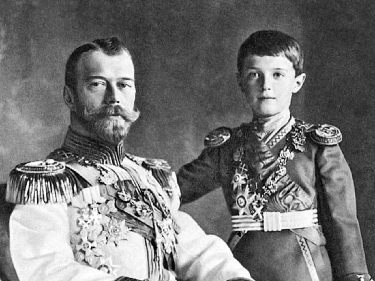 Расстрелянный российский император Николай II с сыном Алексеем