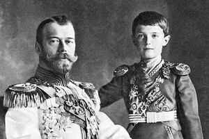 Расстрелянный российский император Николай II с сыном Алексеем