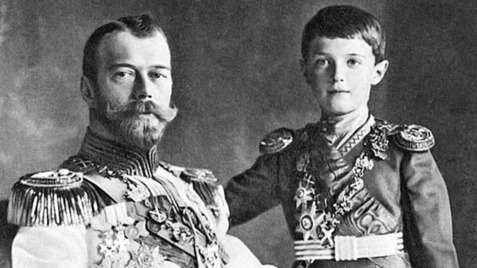 Расстрелянный российский император Николай II с сыном Алексеем
