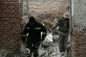 Спасатели ГСЧС разбирают завалы бывшего сахзавода