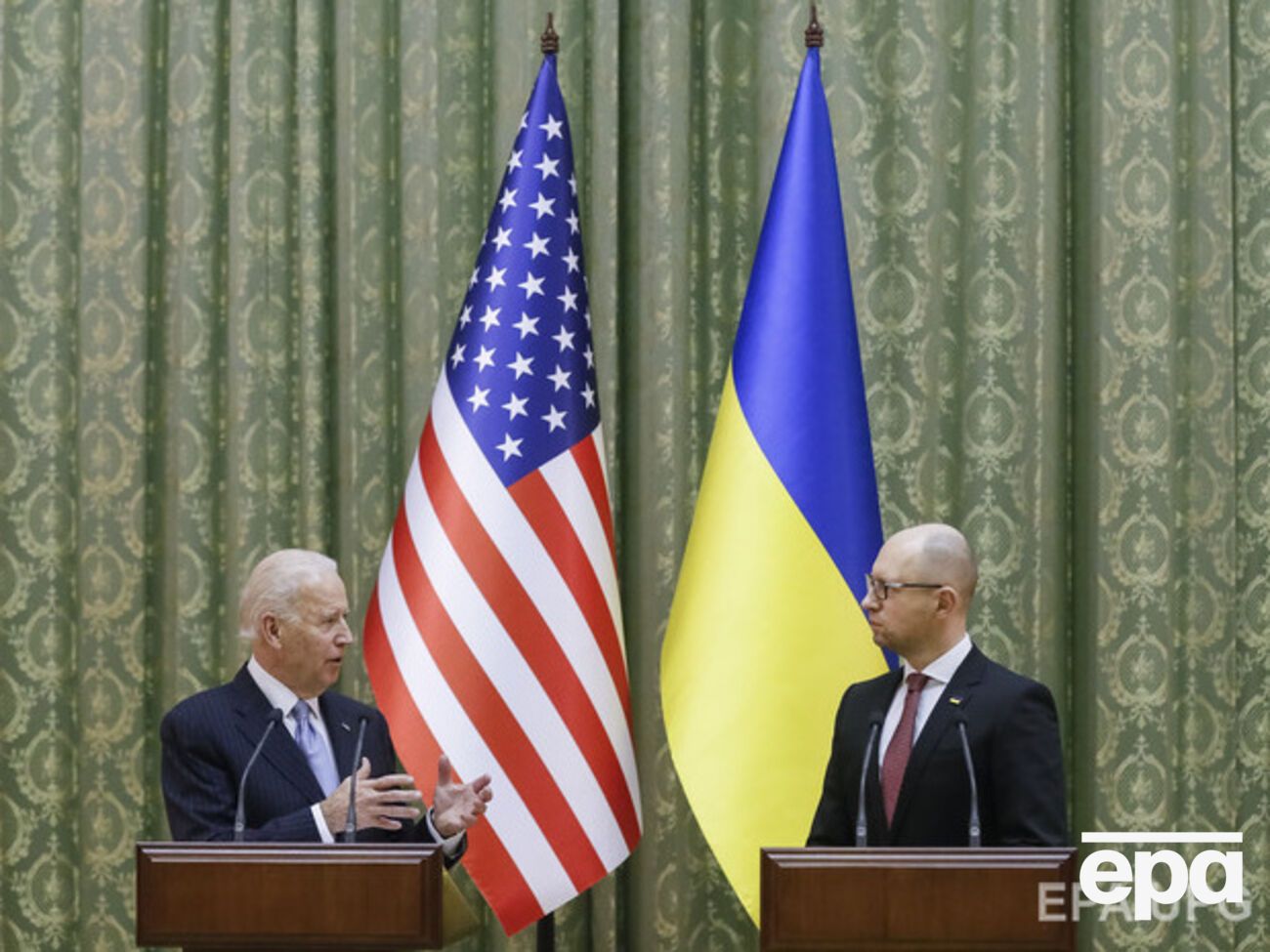 Байден осудил нападение на Яценюка