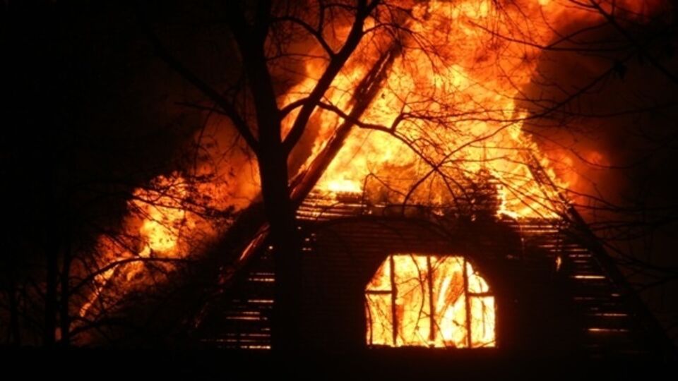 Трехэтажное здание быстро разгорелось