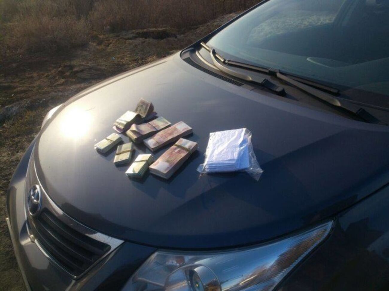 СБУ в один день задержала двух водителей с крупными суммами валюты