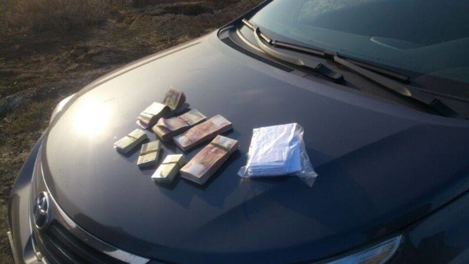 СБУ в один день задержала двух водителей с крупными суммами валюты