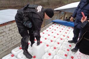 Автомобиль с партией контрабандного спирта находился в частном дворе