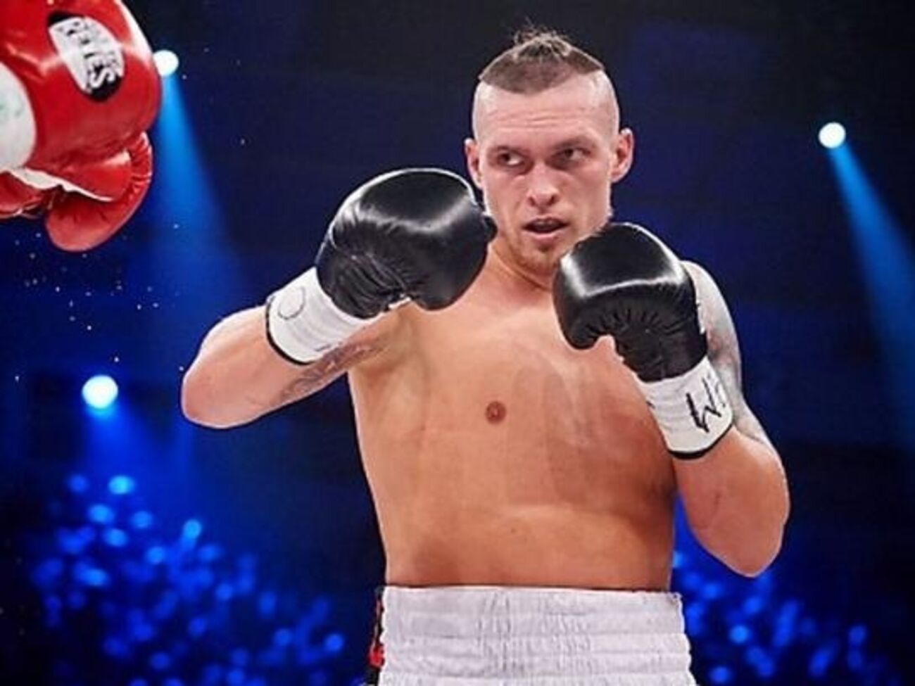 Усик одержал девятую победу в профессиональном боксе