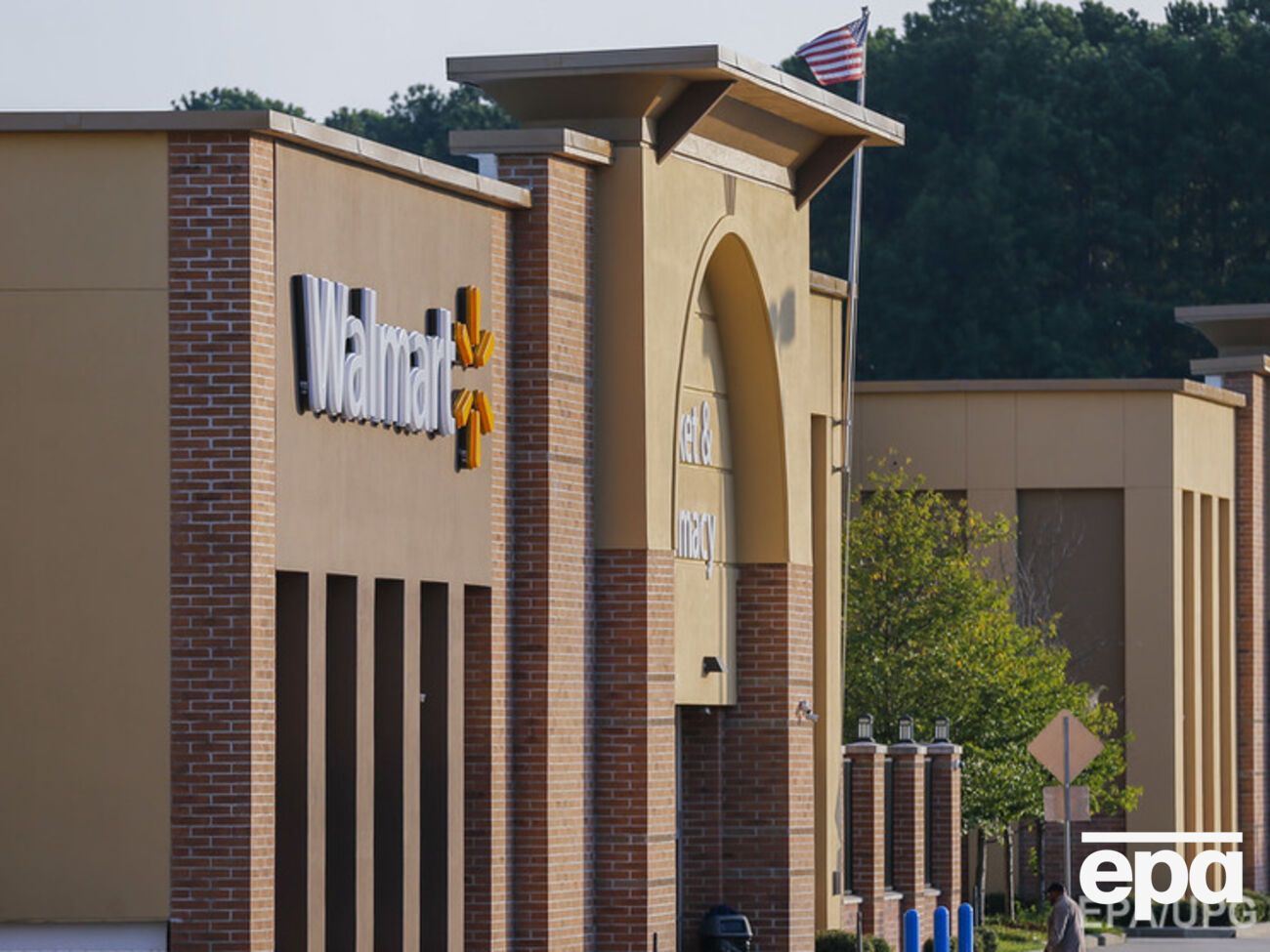 Мужчина открыл огонь в супермаркете