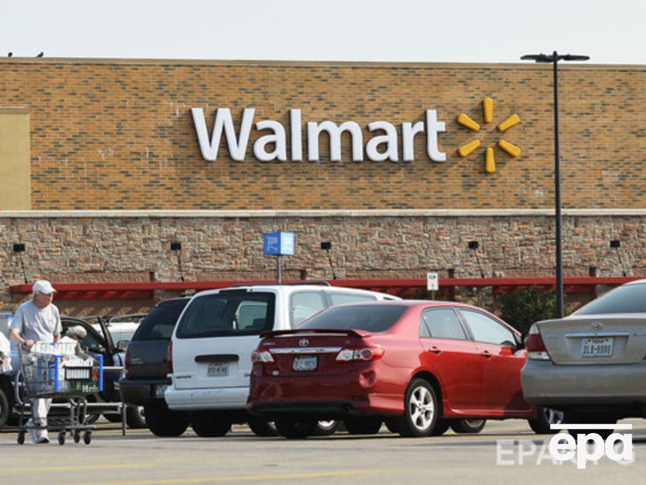 Угрожавший посетителям супермаркета мужчина скончался в больнице